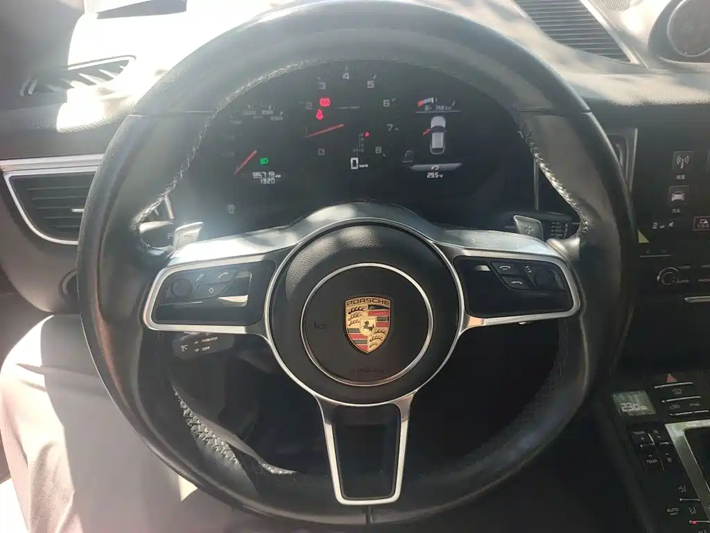 Porsche Macan — миниатюра 6
