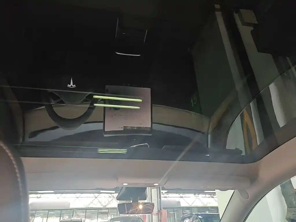 Tesla Model Y — миниатюра 18