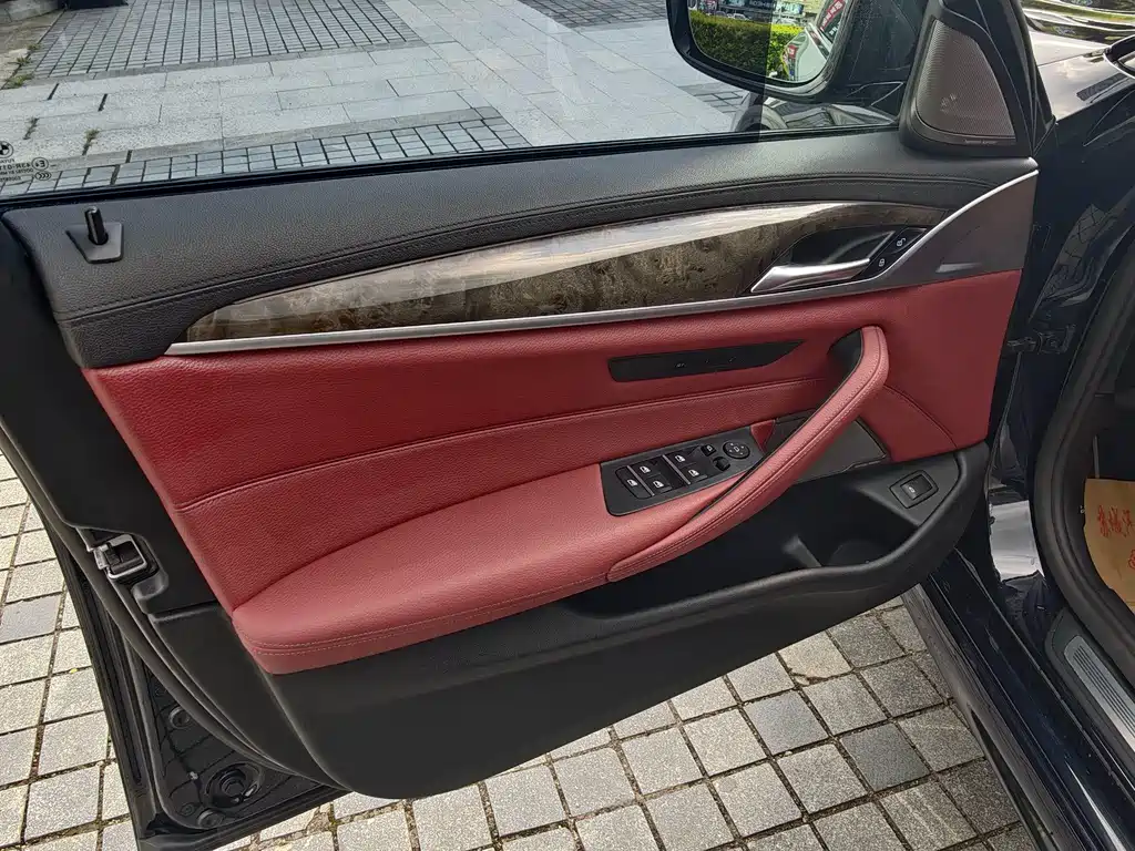 BMW 5 Series — миниатюра 11
