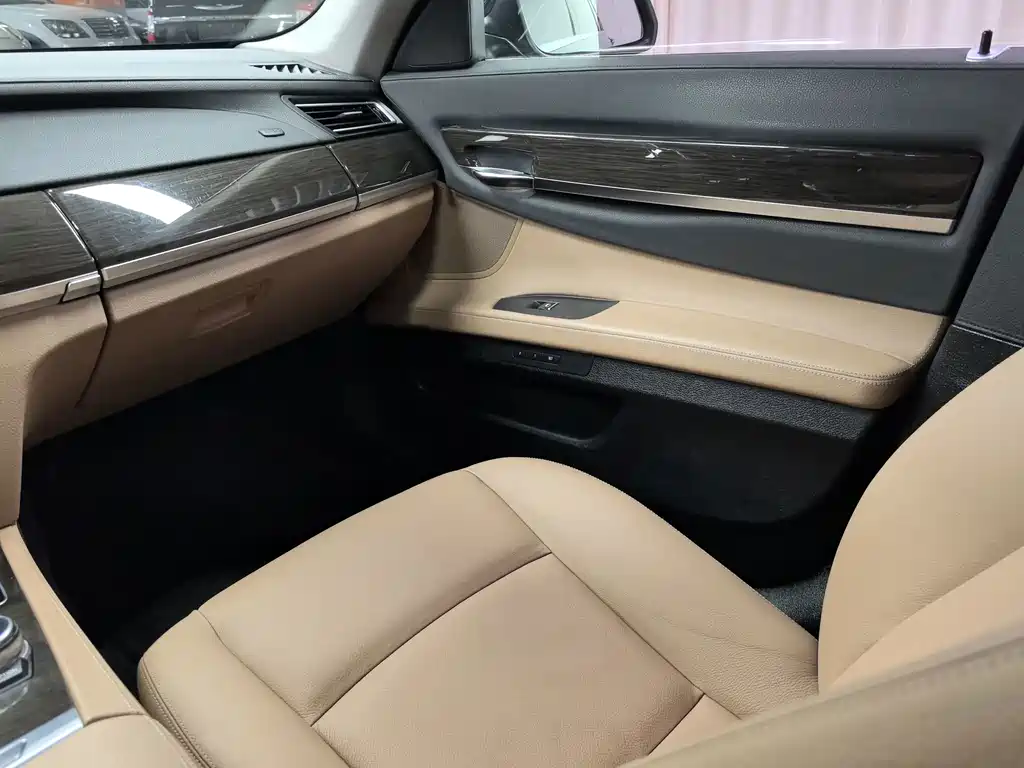 BMW 7 Series — миниатюра 12