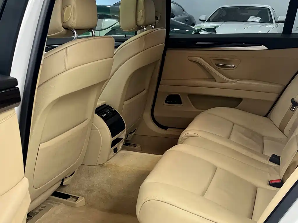 BMW 5 Series — миниатюра 11