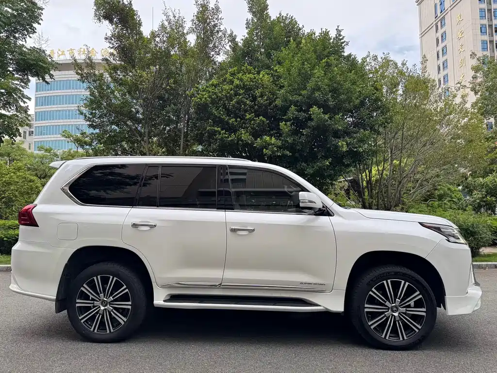 Lexus LX — миниатюра 8