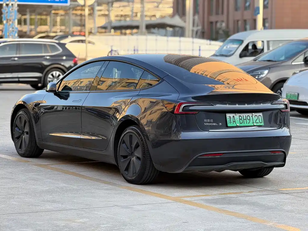 Tesla Model 3 — миниатюра 7