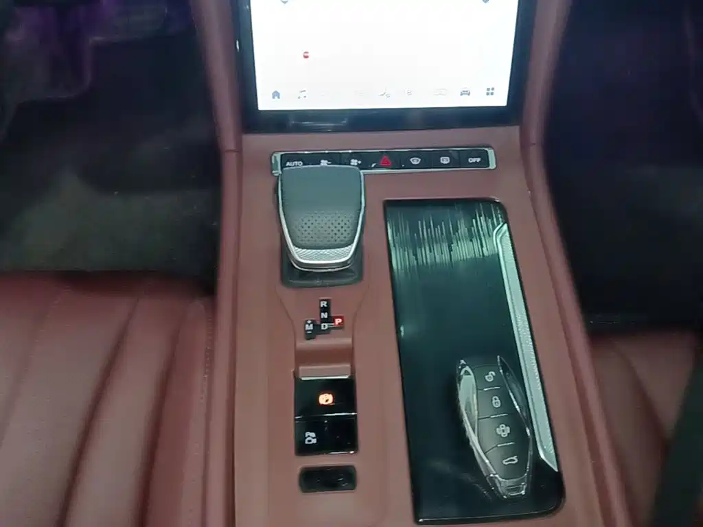 Hongqi Hongqi H5 — миниатюра 14