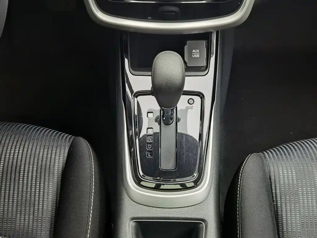 Nissan Tiida — миниатюра 13