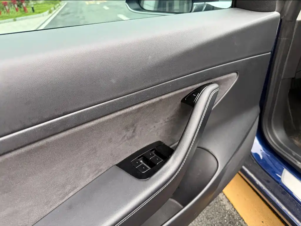 Tesla Model 3 — миниатюра 20