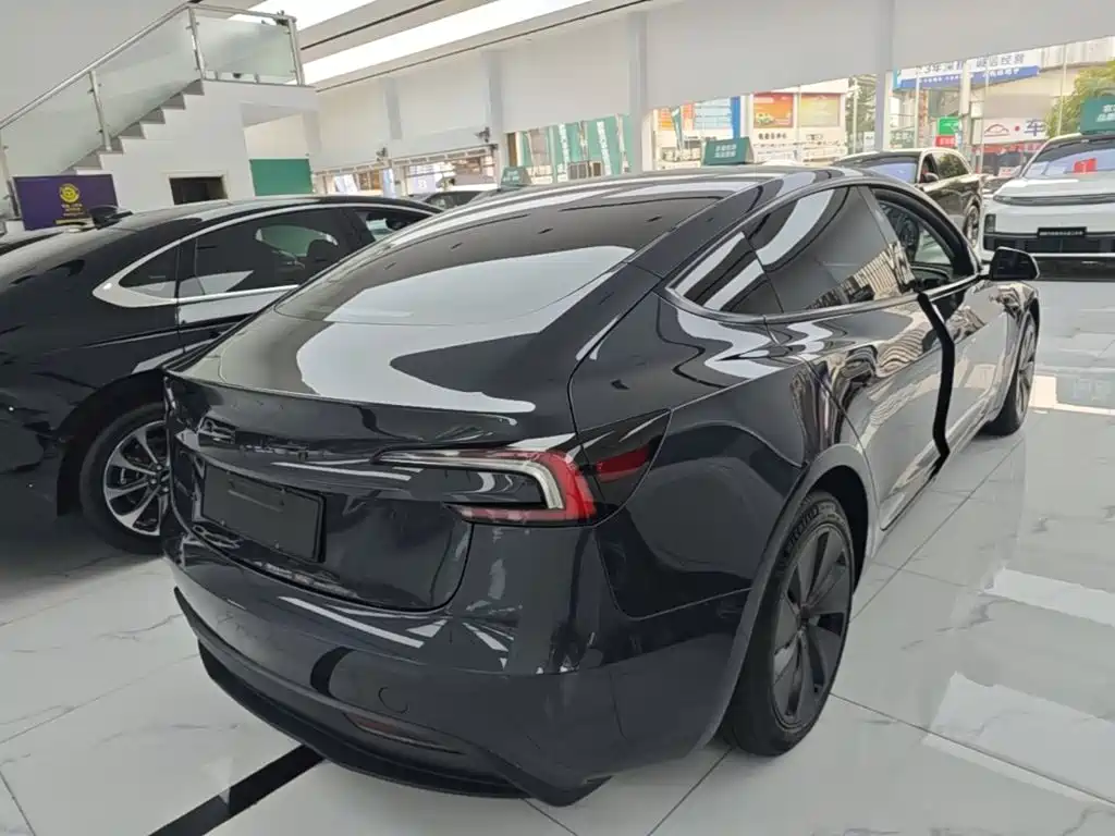 Tesla Model 3 — миниатюра 7