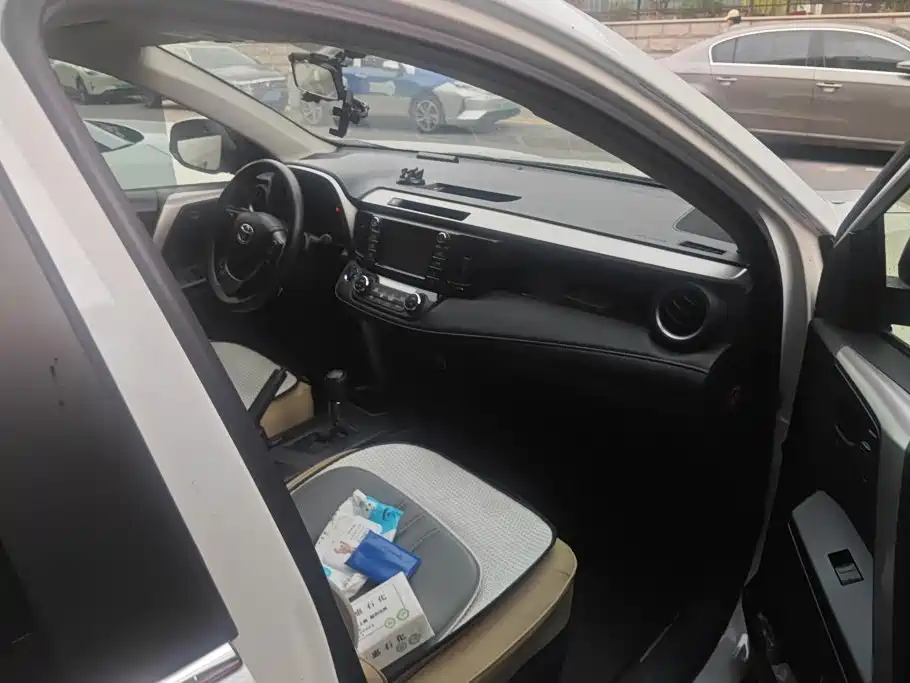Toyota RAV4 — миниатюра 8