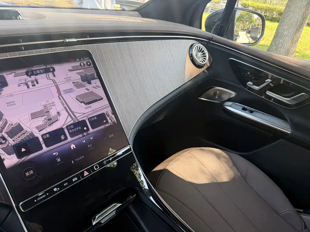Mercedes-Benz EQE SUV — миниатюра 15