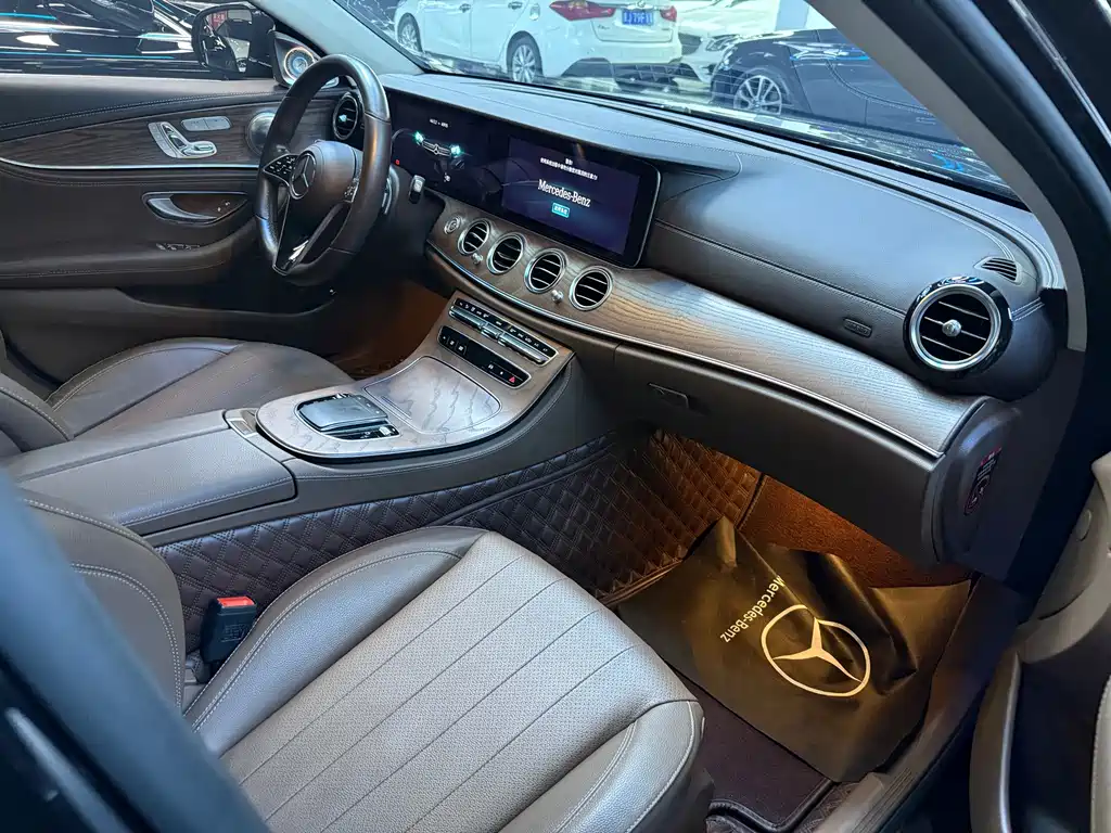 Mercedes-Benz E-Class — миниатюра 11