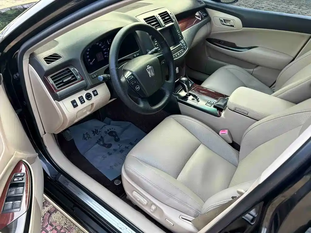 Toyota Crown — миниатюра 4