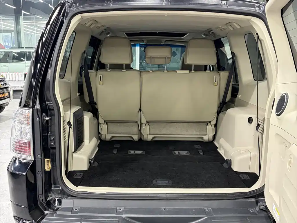 Mitsubishi Pajero (Import) — миниатюра 14