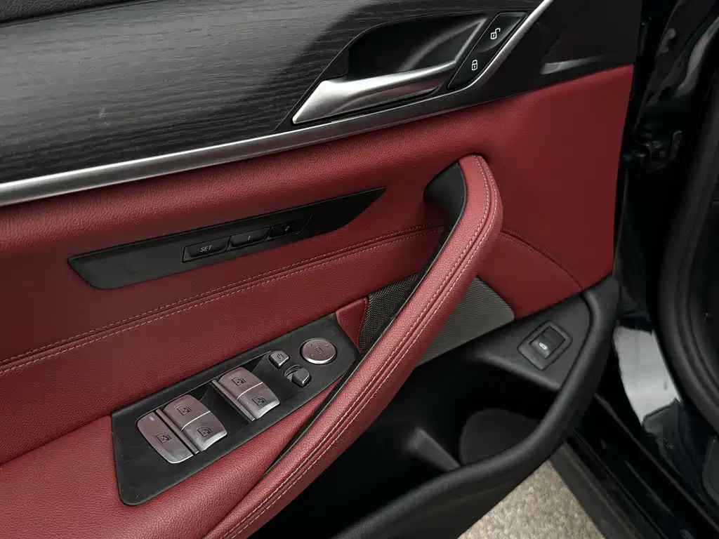 BMW 5 Series — миниатюра 13