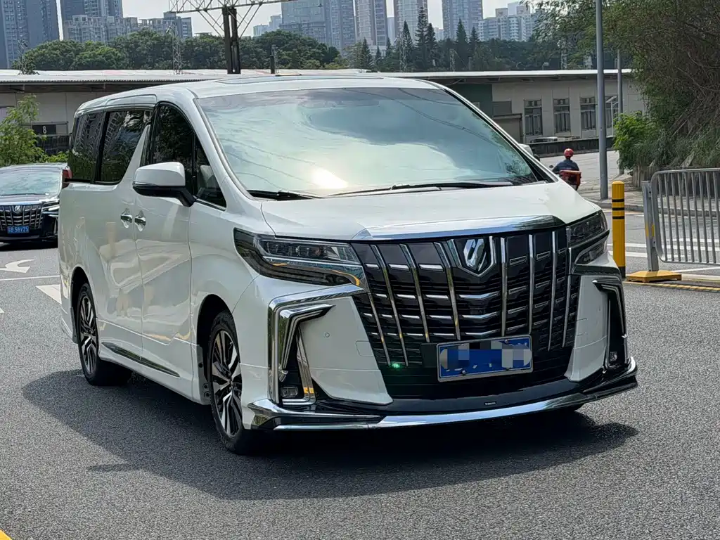 Toyota Alphard — миниатюра 3