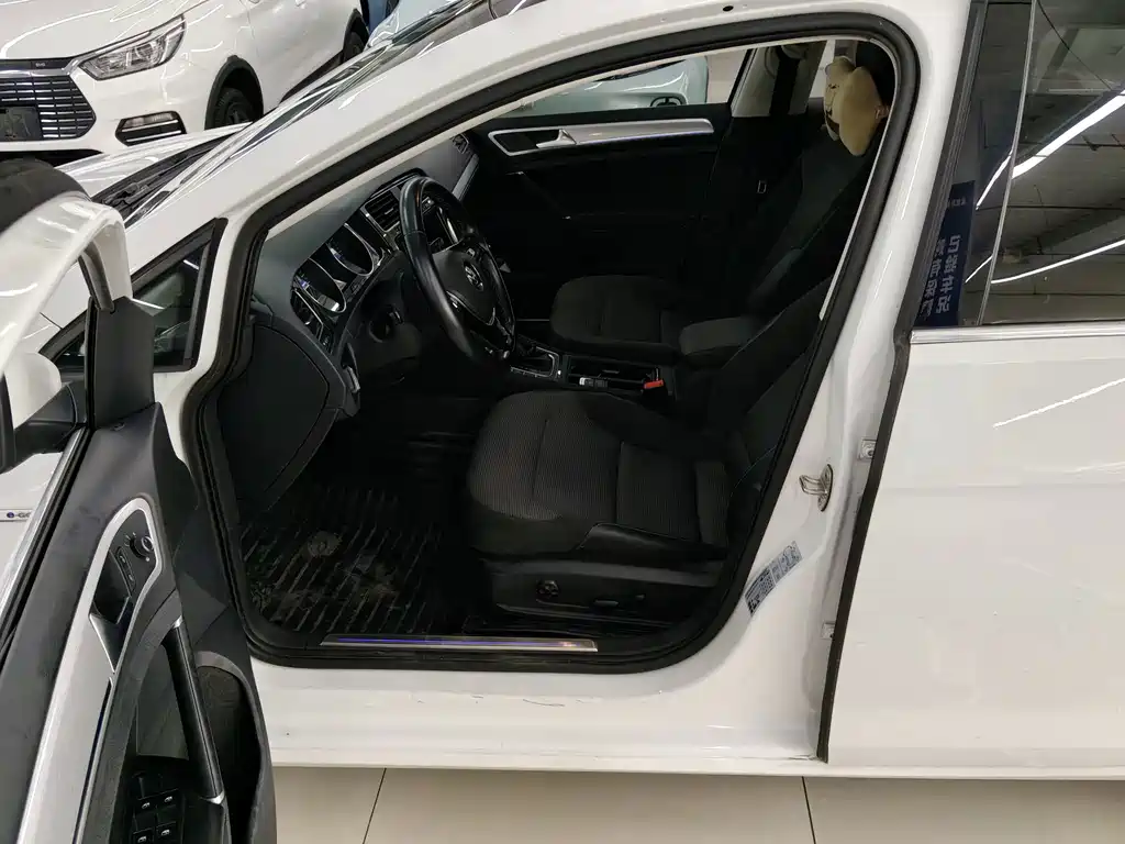 Volkswagen Golf EV — миниатюра 4