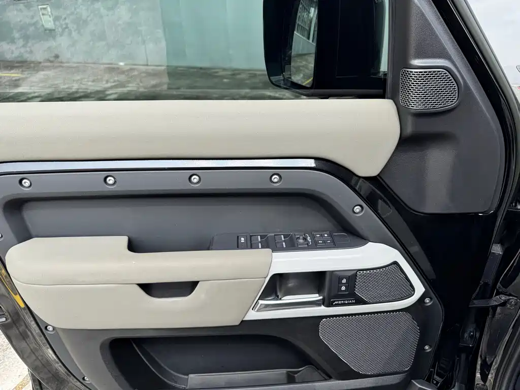 Land Rover Defender — миниатюра 21