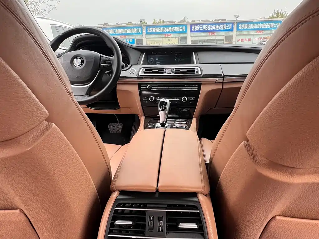 BMW 7 Series — миниатюра 12
