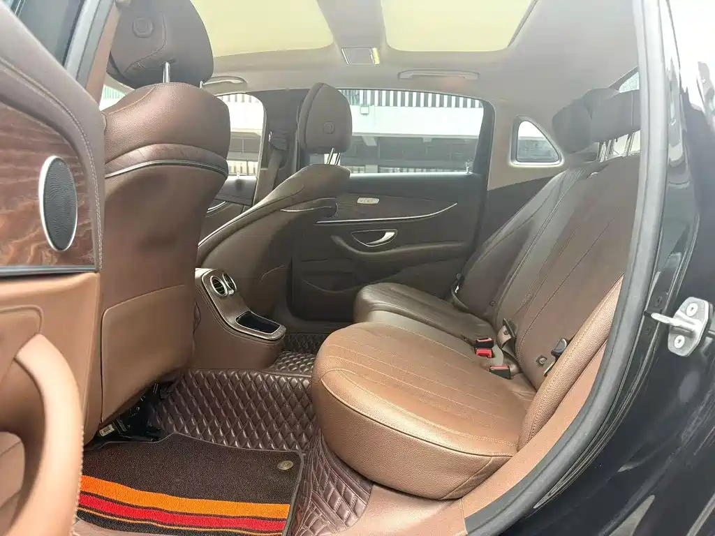 Mercedes-Benz E-Class — миниатюра 7