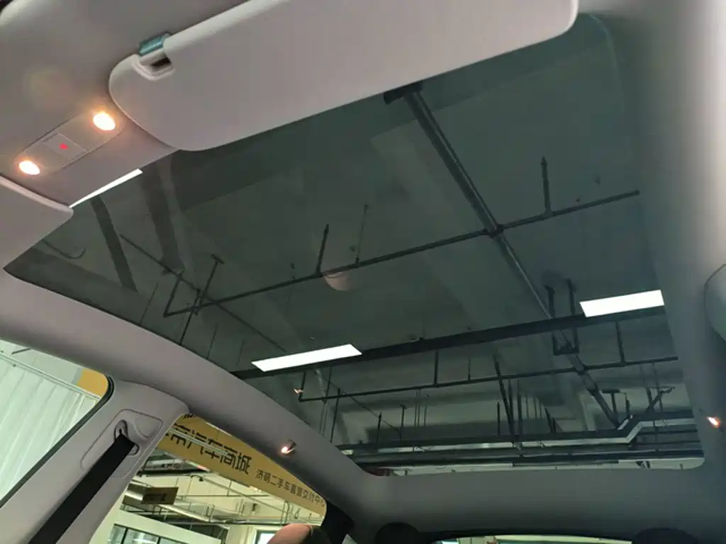 Tesla Model Y — миниатюра 9
