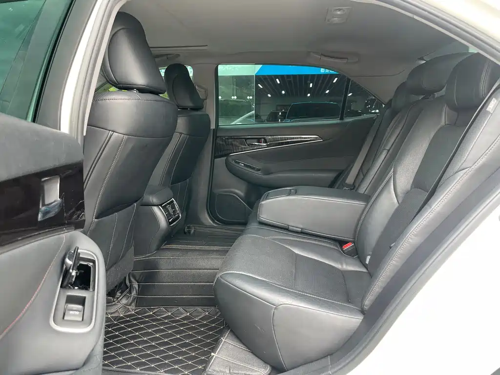 Toyota Crown 2015 2.0T Fashion