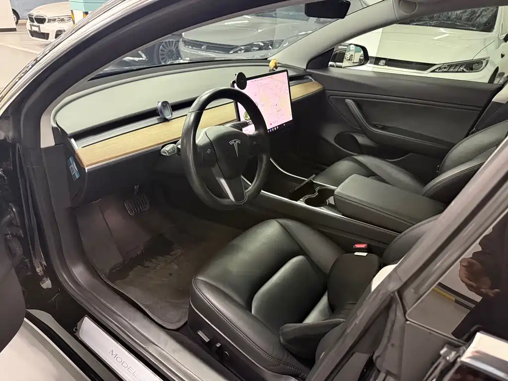 Tesla Model 3 — миниатюра 7