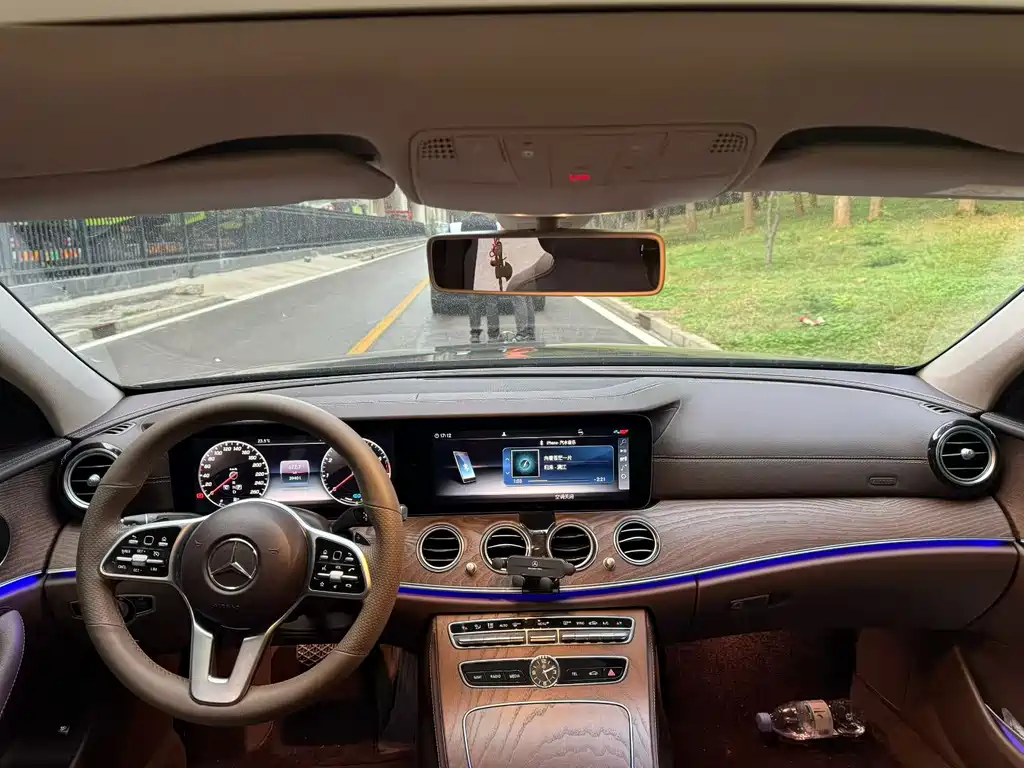 Mercedes-Benz E-Class — миниатюра 7