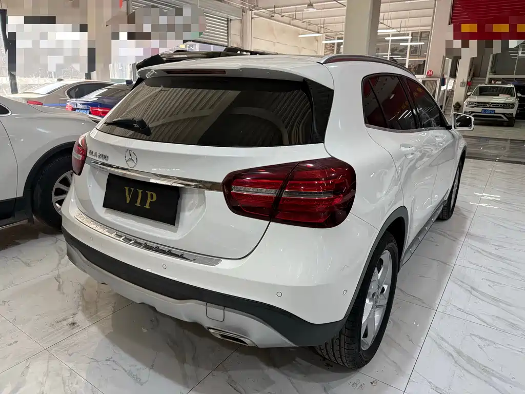 MERCEDES-BENZ GLA