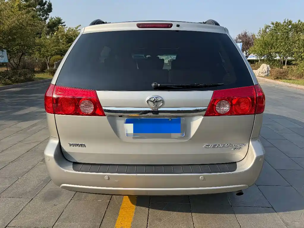 Toyota Sienna — миниатюра 4