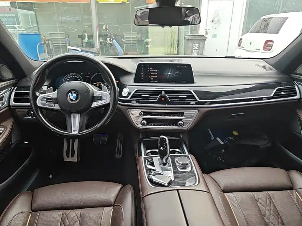 BMW 7 Series — миниатюра 10