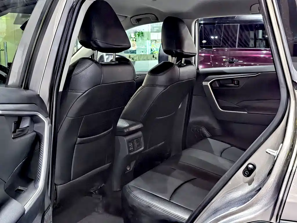 Toyota RAV4 — миниатюра 8