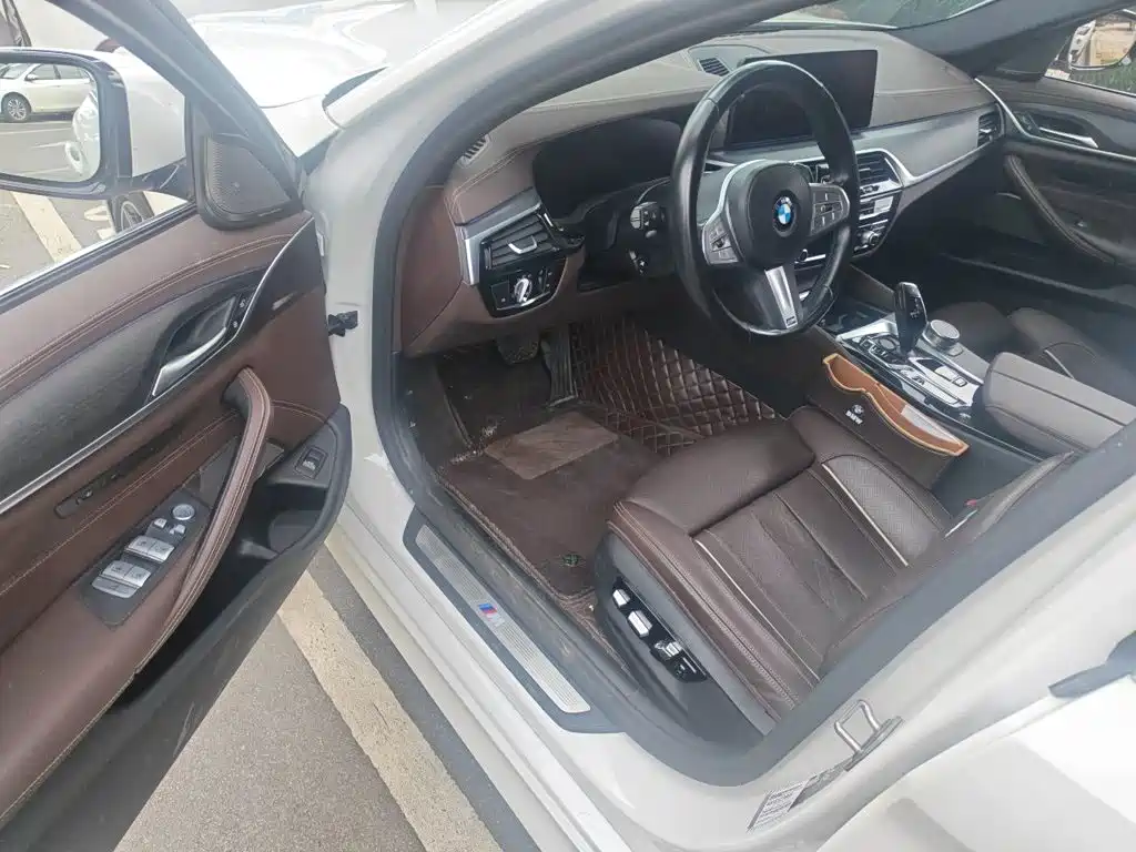 BMW 5 Series — миниатюра 13