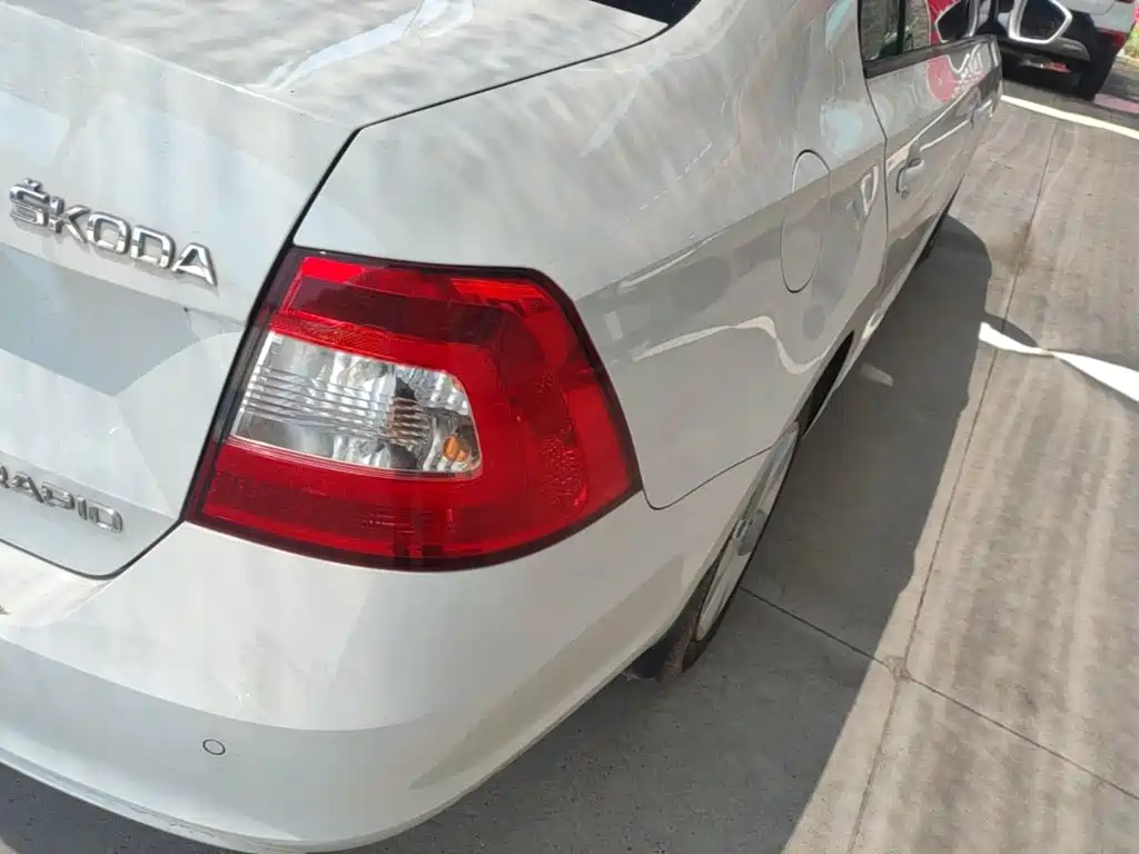 Skoda Rapid — миниатюра 8