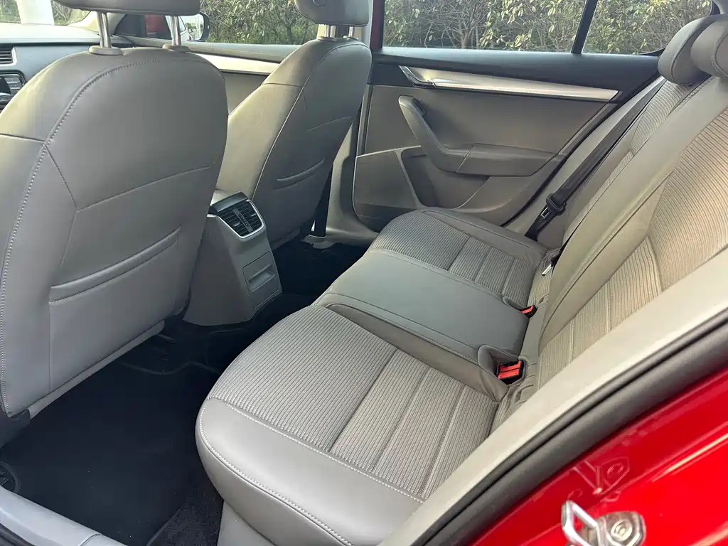 Skoda Octavia 2015 1.6L AT