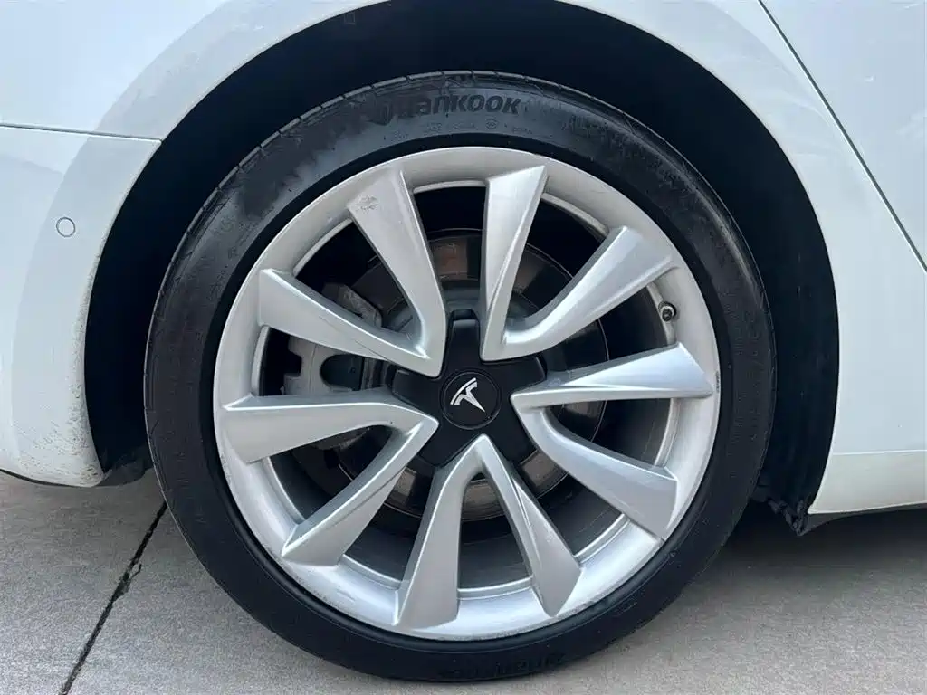 Tesla Model 3 — миниатюра 8
