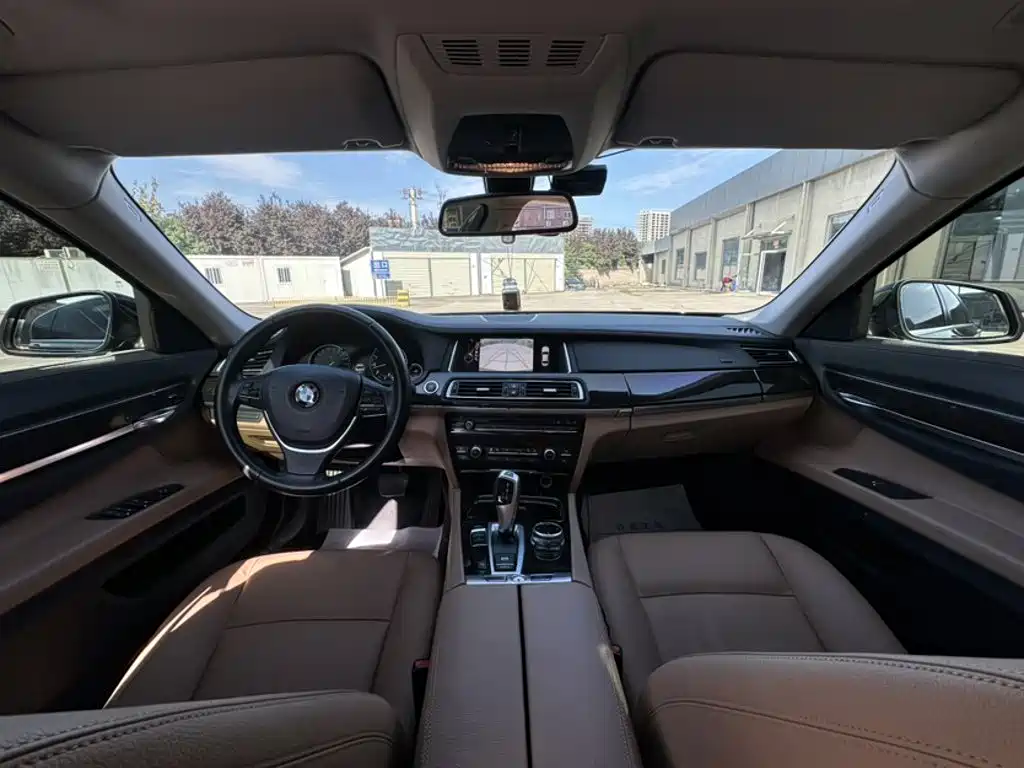 BMW 7 Series — миниатюра 13