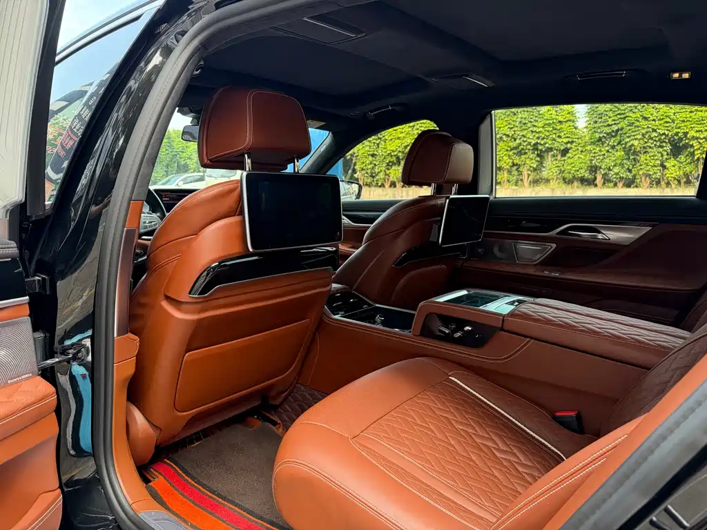 BMW 7 Series — миниатюра 6