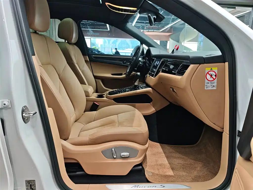 PORSCHE MACAN