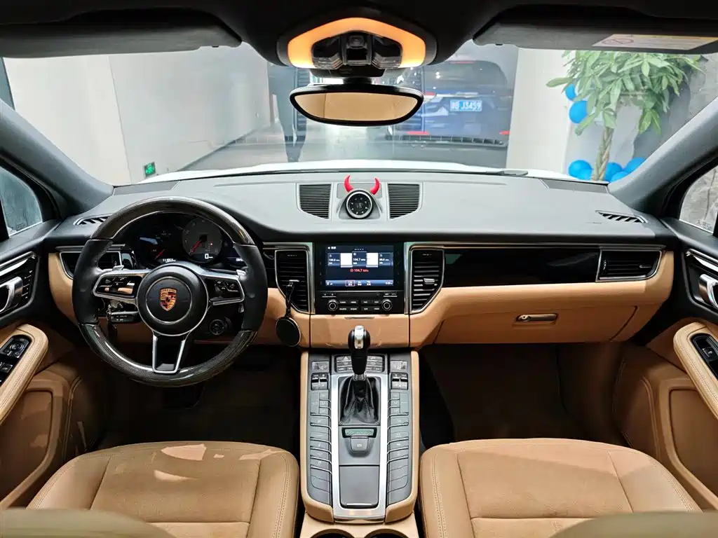 PORSCHE MACAN