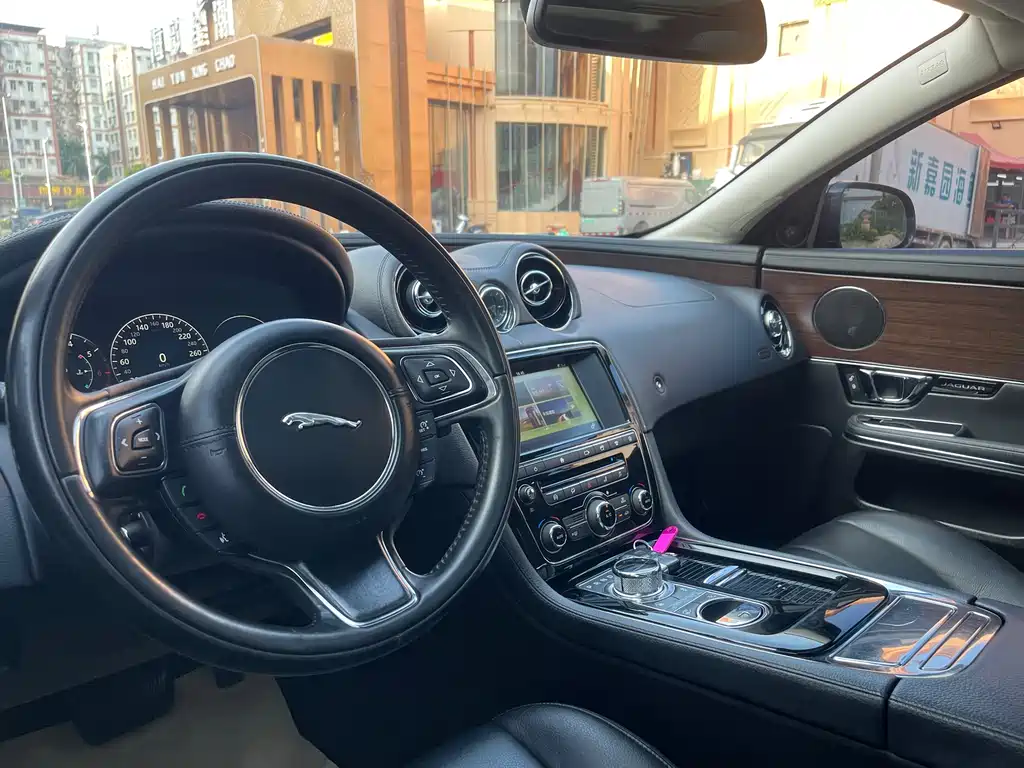 Jaguar XJ — миниатюра 16