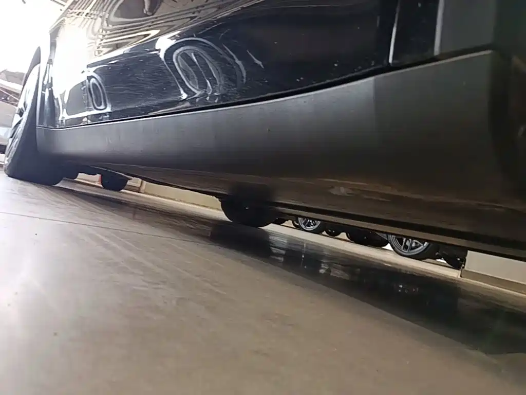 Tesla Model Y — миниатюра 21