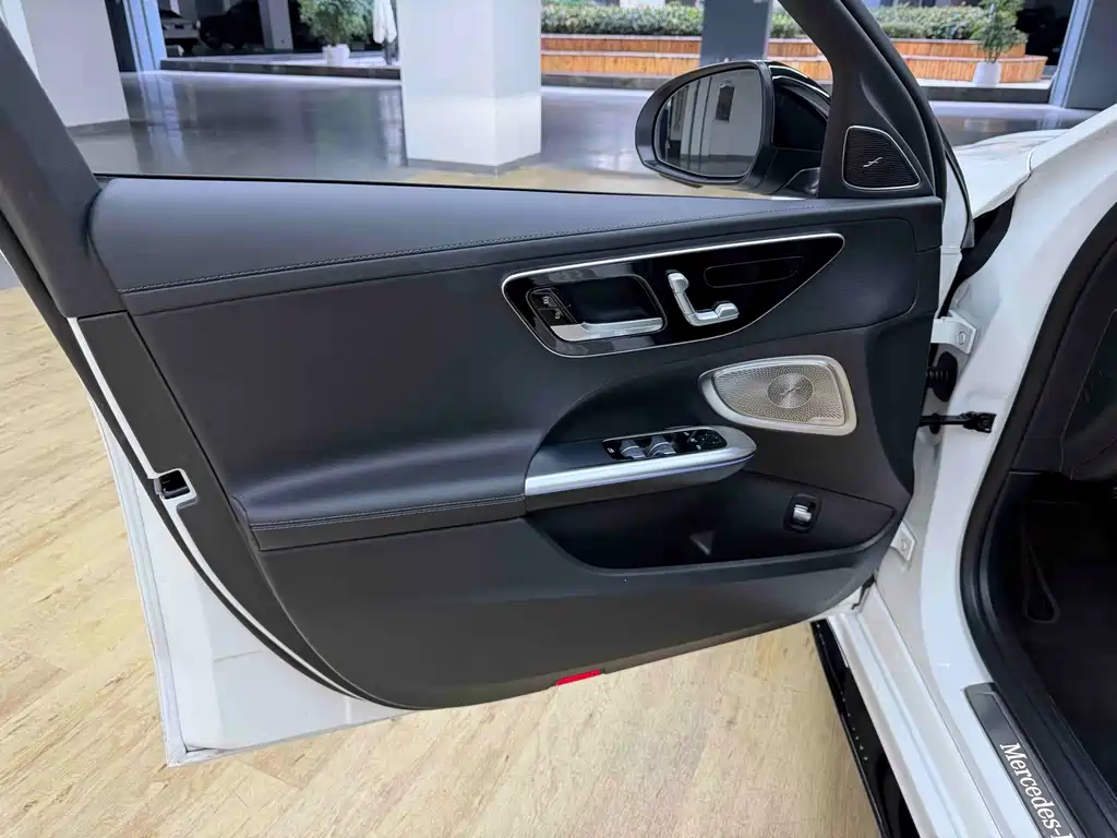 Mercedes-Benz C-Class — миниатюра 7