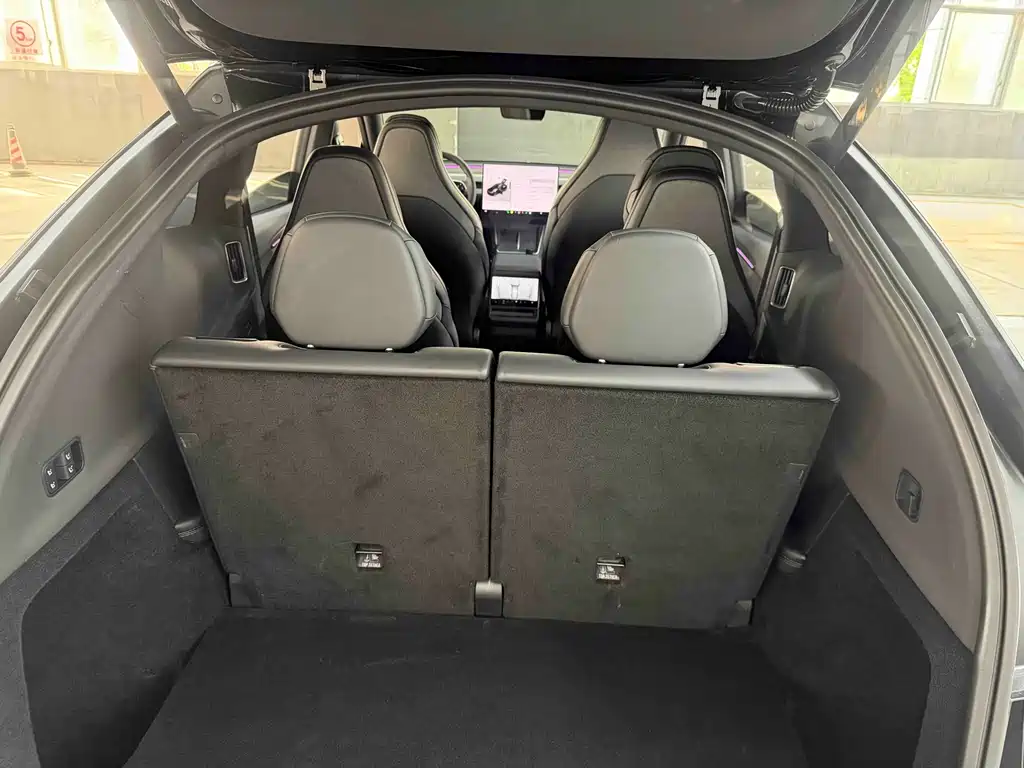 Tesla Model Y L — миниатюра 9