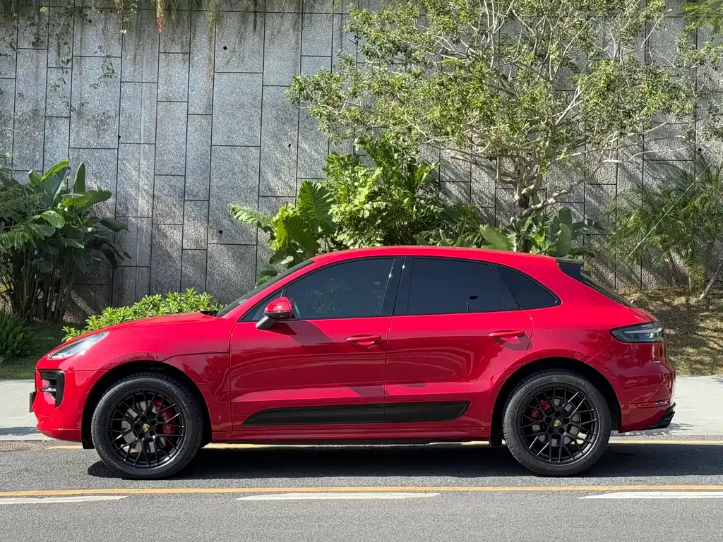 PORSCHE MACAN