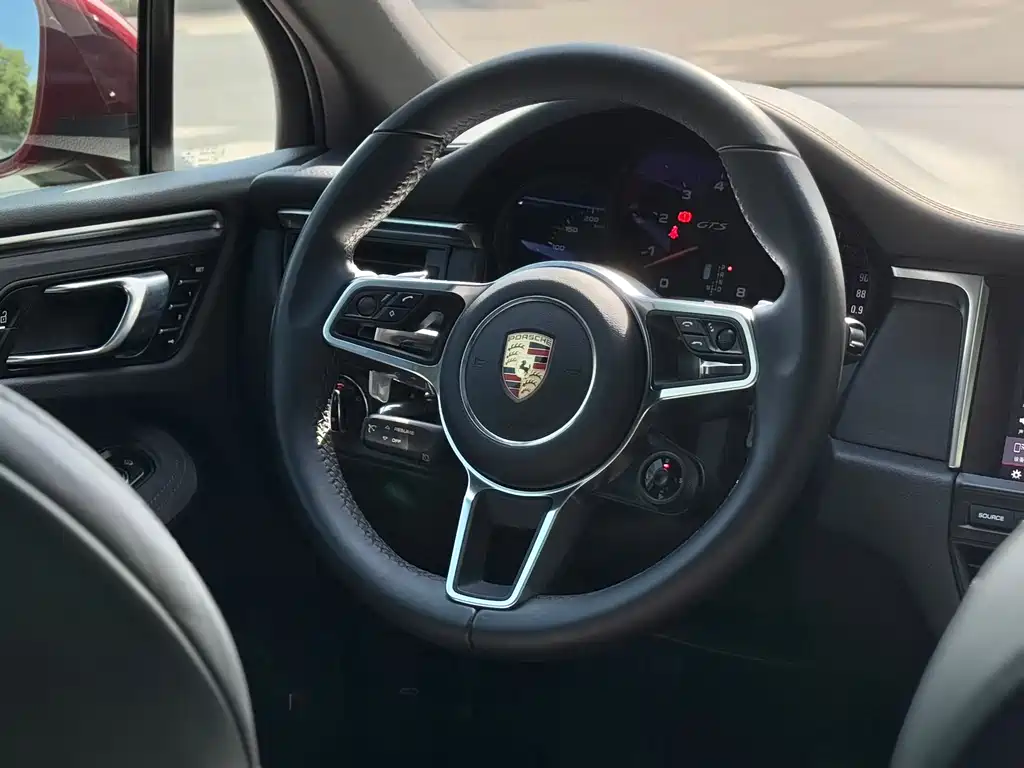 PORSCHE MACAN