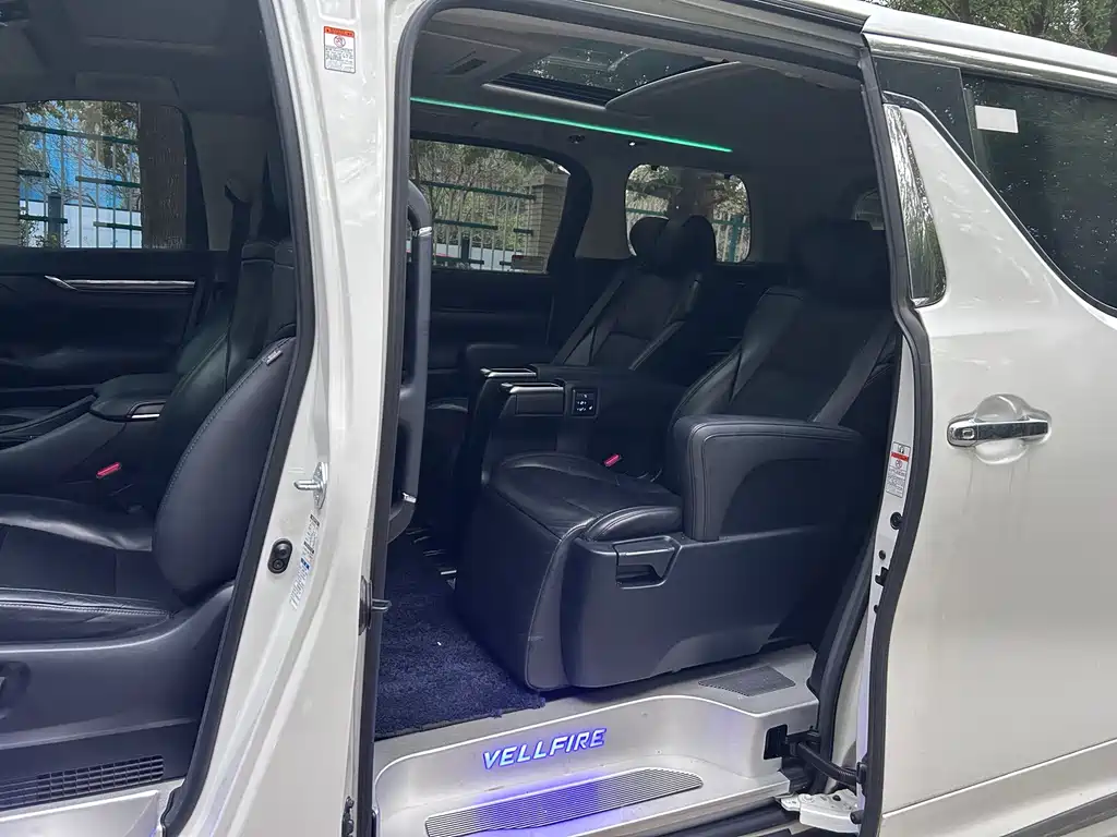 Toyota Vellfire — миниатюра 4