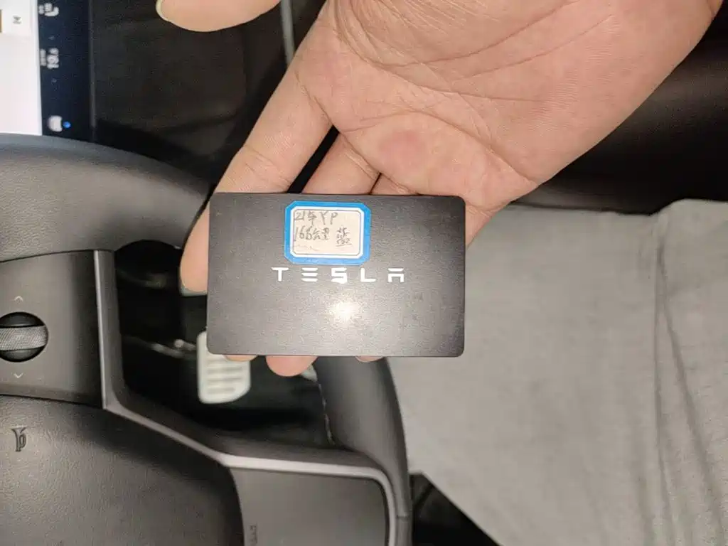 Tesla Model Y — миниатюра 9