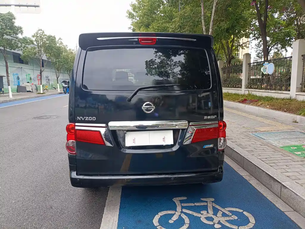 NISSAN NV200
