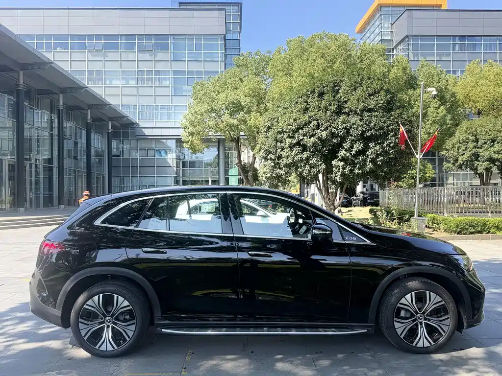 Mercedes-Benz EQE SUV — миниатюра 6
