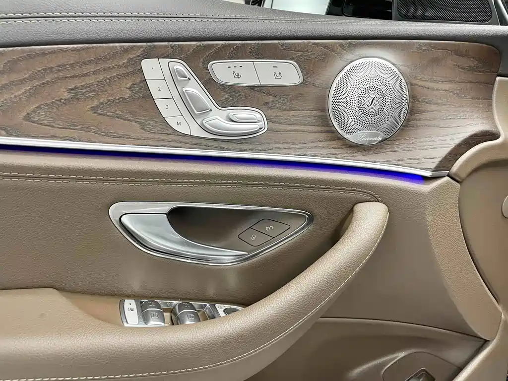 Mercedes-Benz E-Class — миниатюра 8