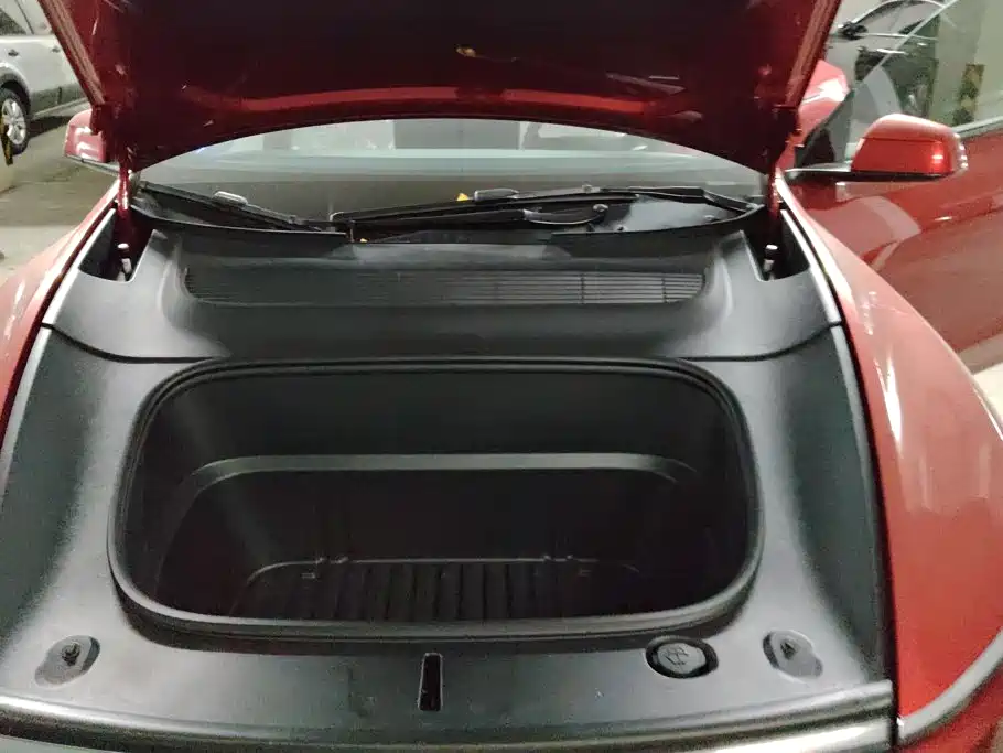 Tesla Model Y — миниатюра 10